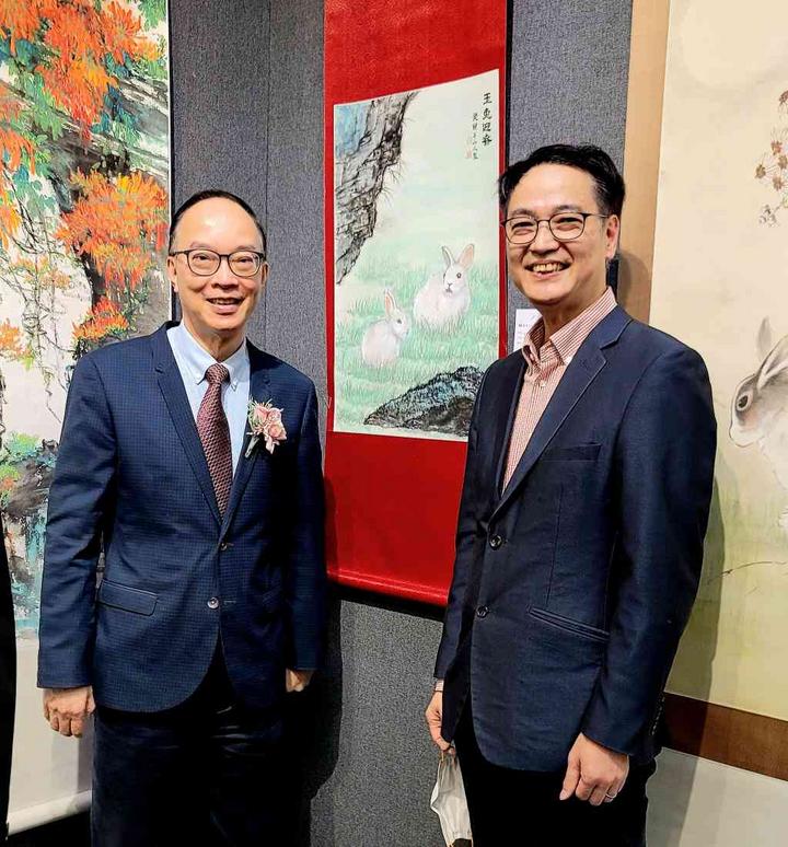 嘉賓在畫作前合影