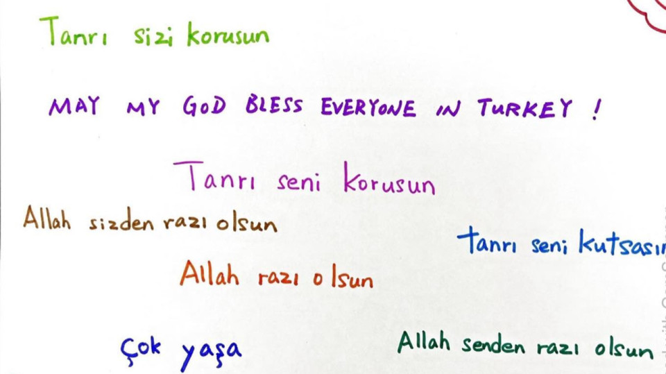 有小學生特地以土耳其文寫上祝福字句