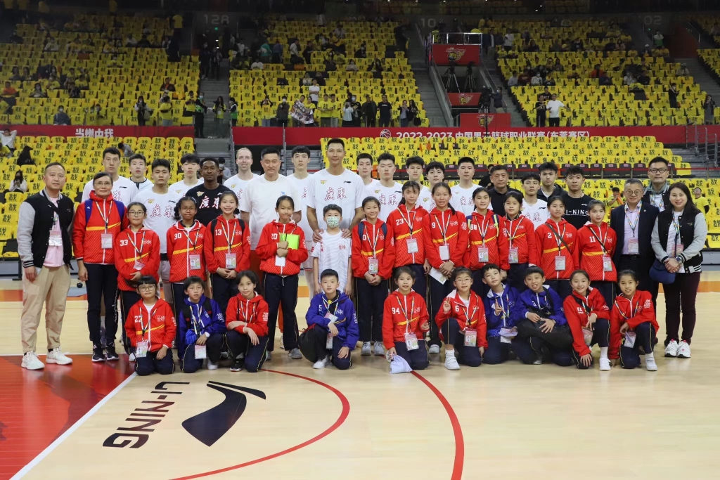 學生在廣東宏遠隊主場東莞籃球中心現場感受比賽