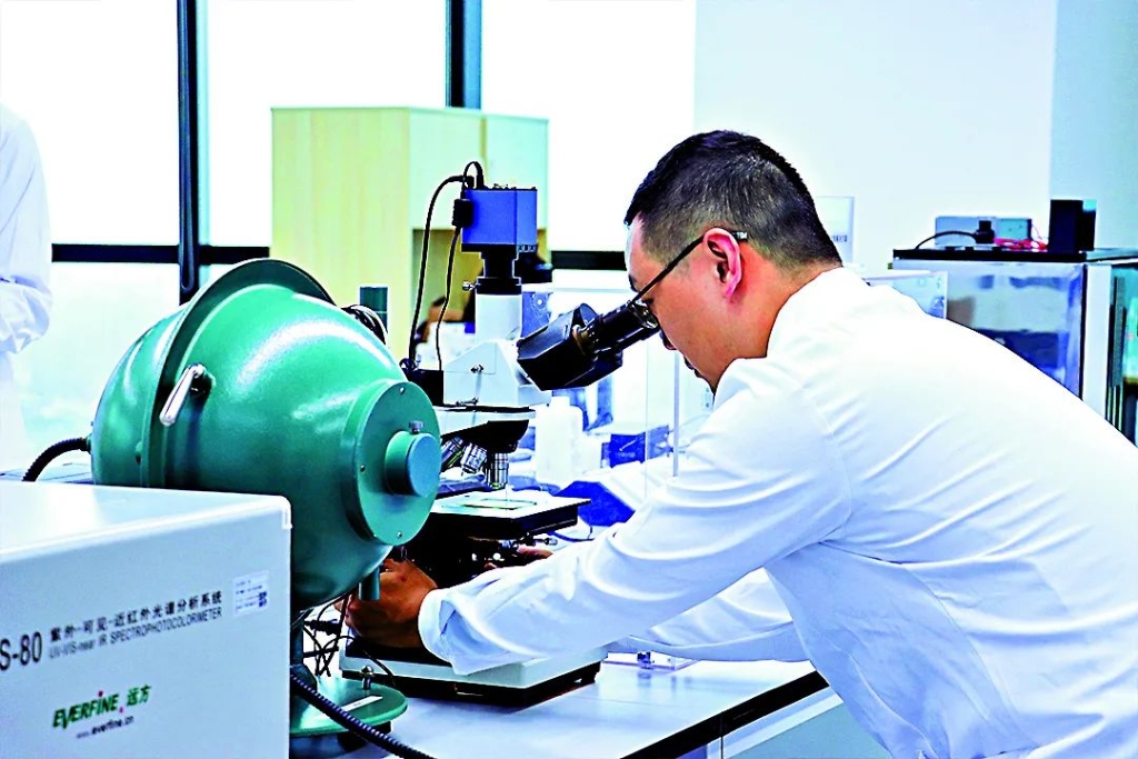 科研人員在香港科技大學深港協同創新實驗室做研究