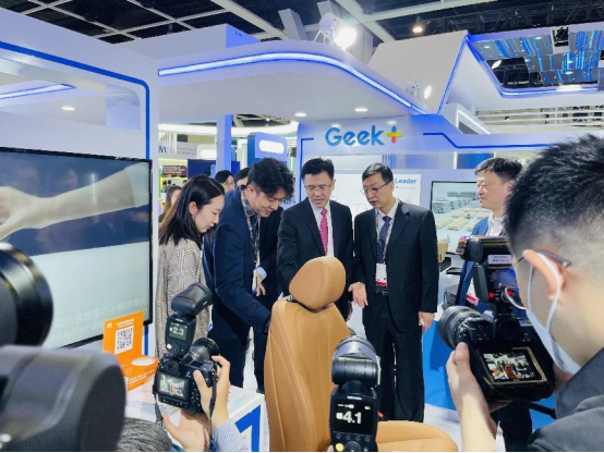 香港創新科技及工業局局長孫東參觀中關村科技園區展區