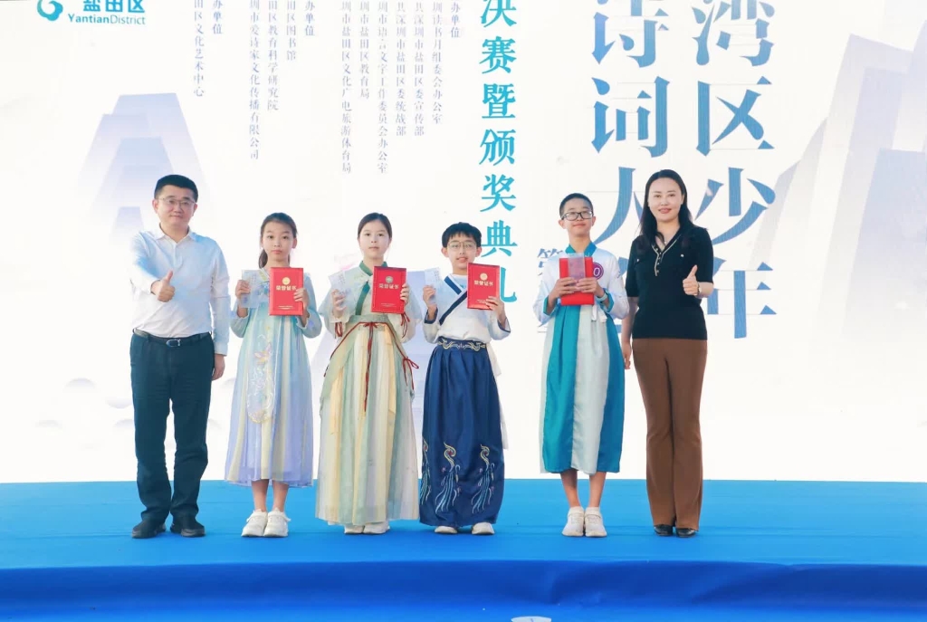 香港元朗官立小学的罗棋同学（左三）和香港凤溪第一小学的余梓轩同学（左四）获得优胜奖 （香港文汇网记者郭若溪 摄）