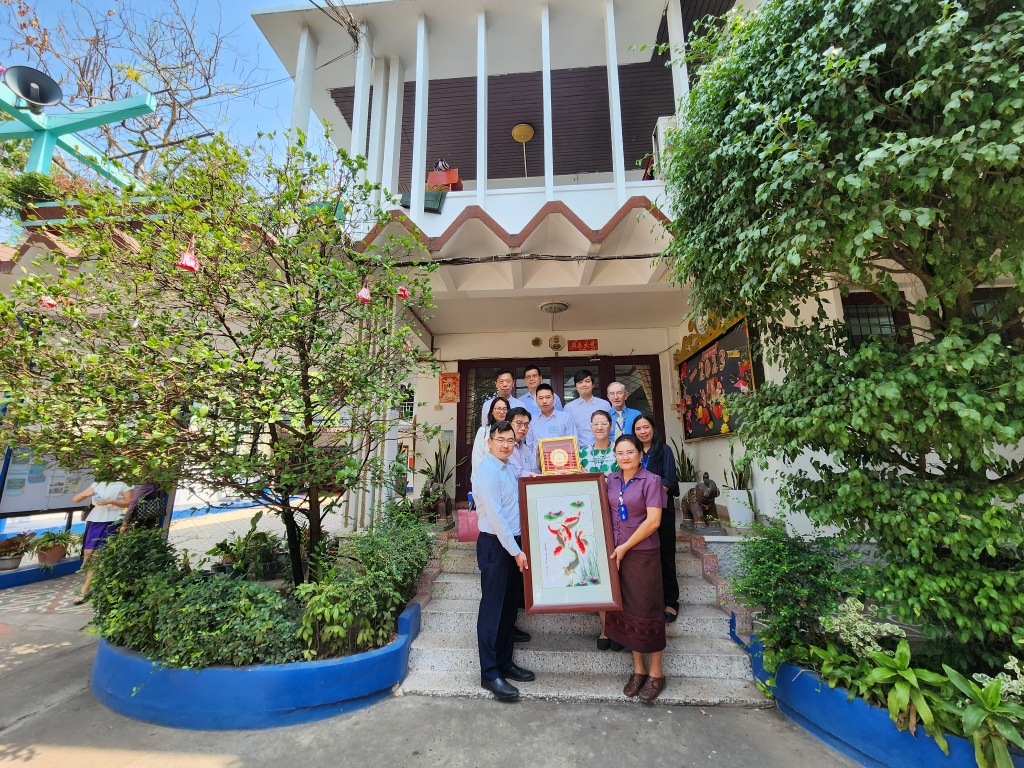 教聯會代表團 探訪寮國KIS國際學校學生