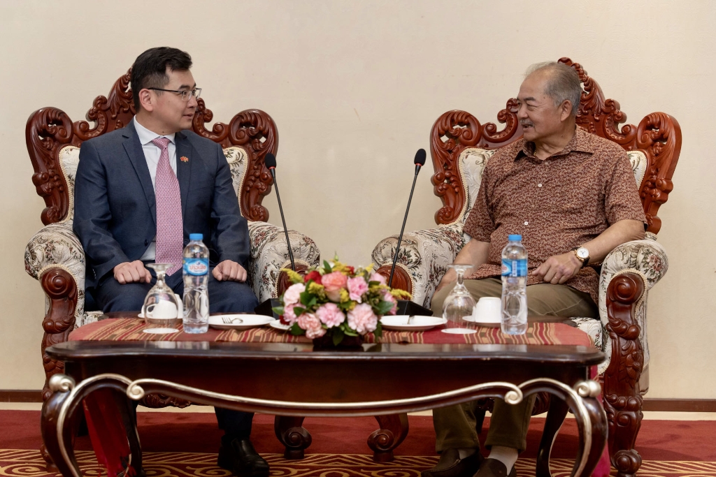 王惠成副主席跟老撾副總理會面對話