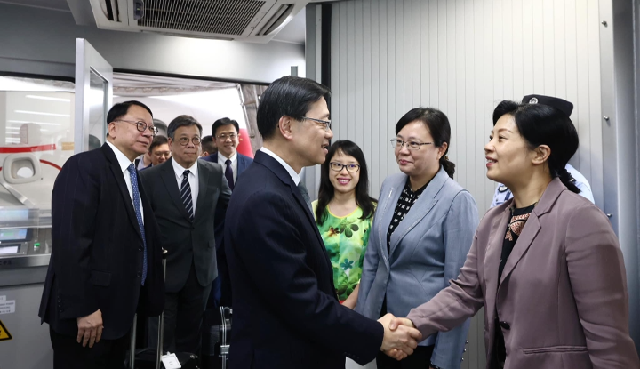 香港特區行政長官李家超一行抵達重慶 推進渝港兩地成立具體合作機制