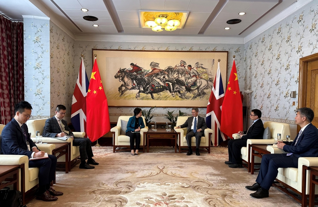 教育局局長蔡若蓮博士（左三）5月10日（倫敦時間）在英國倫敦禮節性拜會中國駐英國大使鄭澤光（右三）