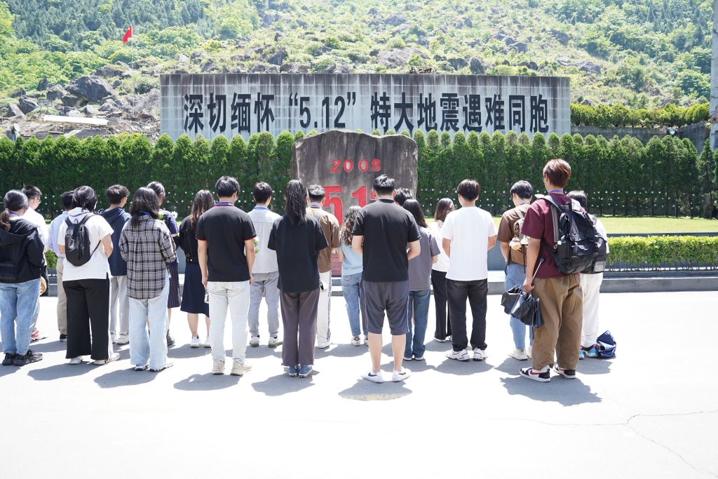 封面 在地震遺址公墓前，港澳台僑青年們低頭默哀