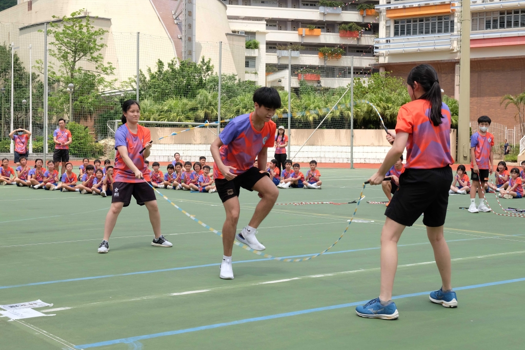 多位中國香港跳繩代表隊的校友參與匯演及作精彩示範，贏得熱烈掌聲