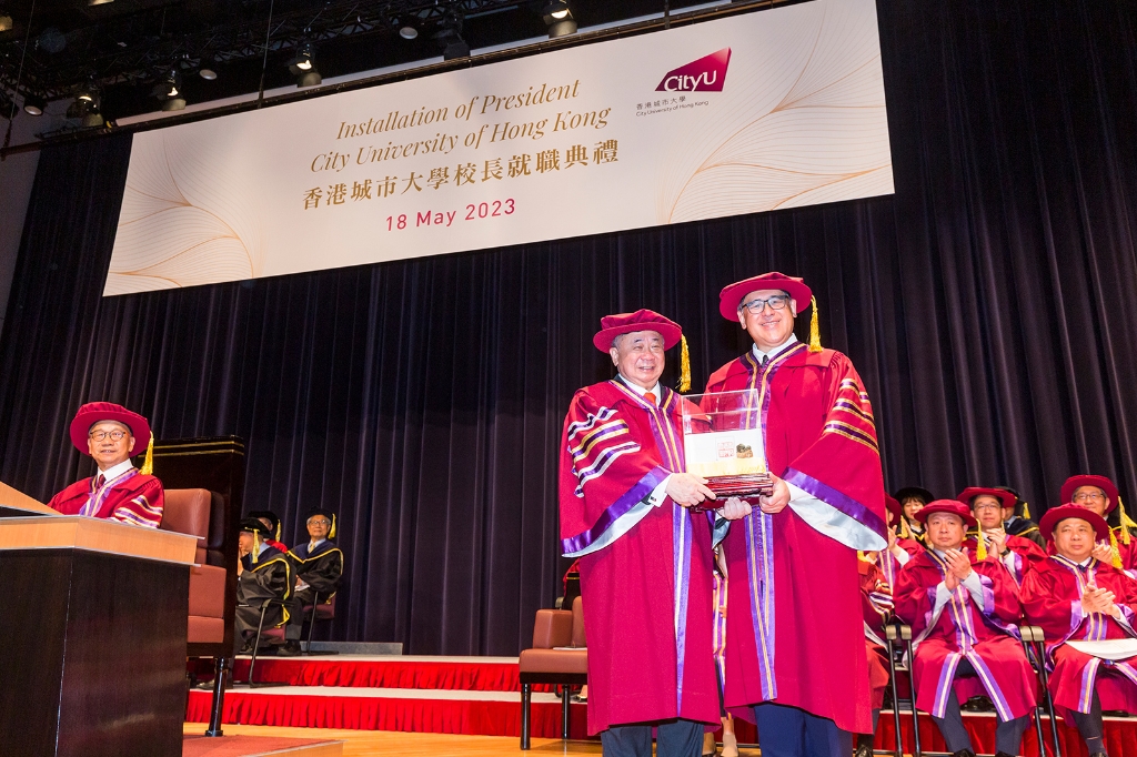 城大校董会主席黄嘉纯先生（右）授予梅彦昌教授大学印鉴