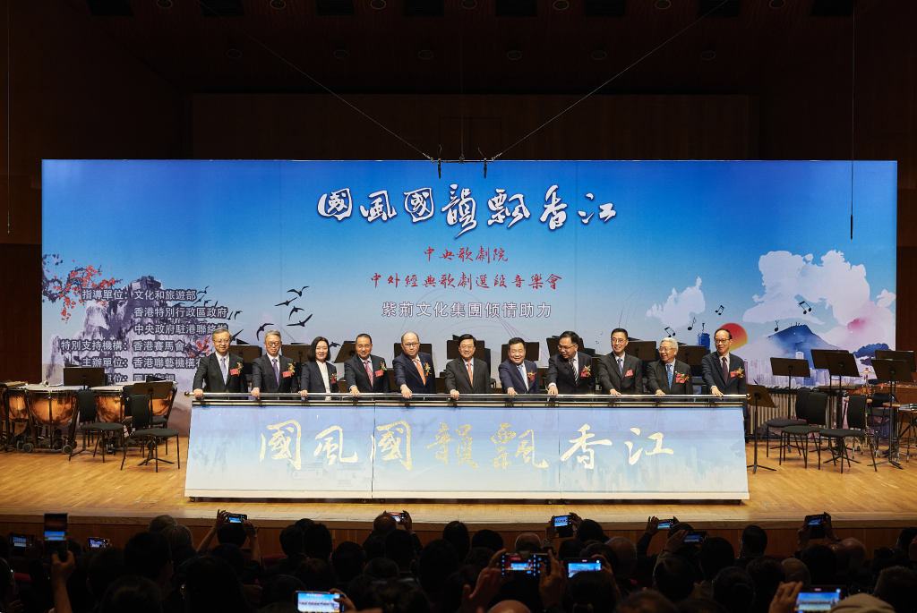 “国风国韵飘香江”首场开演 内地香港艺术家联袂演绎经典歌剧
