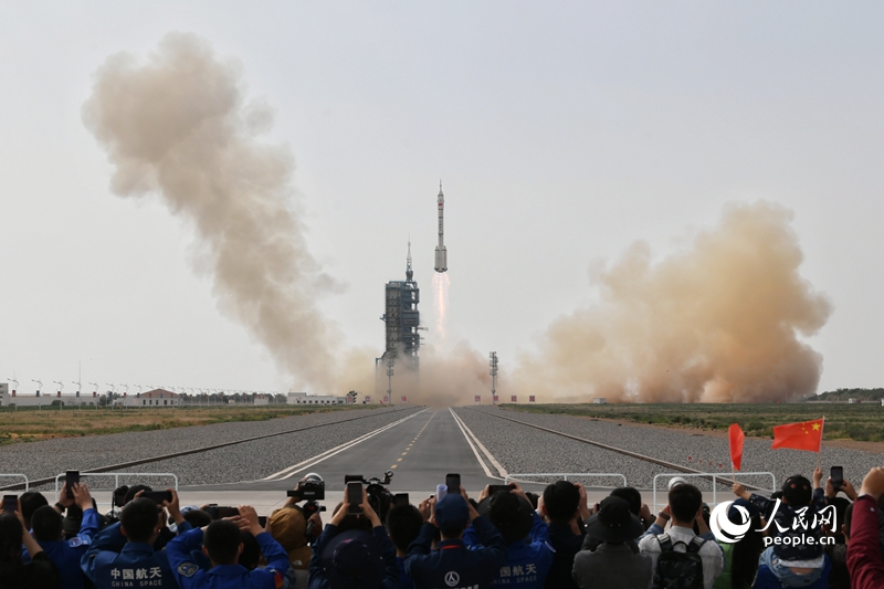 搭载神舟十六号载人飞船的长征二号F运载火箭在酒泉卫星发射中心点火发射