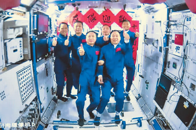 神舟十五号航天员乘组与神舟十六号航天员乘组拍下“全家福”