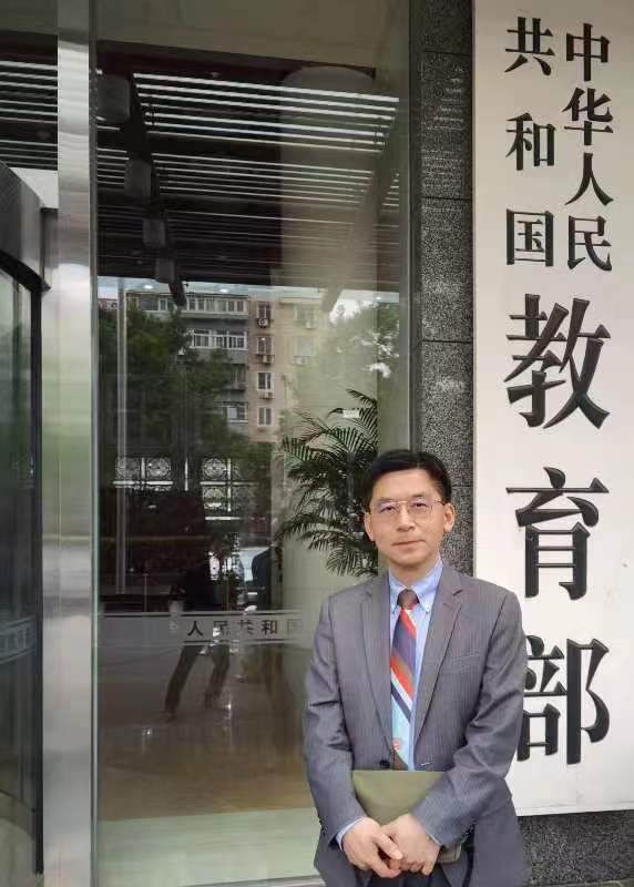 创知中学校长、曲阜师范大学兼职教授黄晶榕博士 