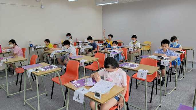考生在候測室中做考前準備
