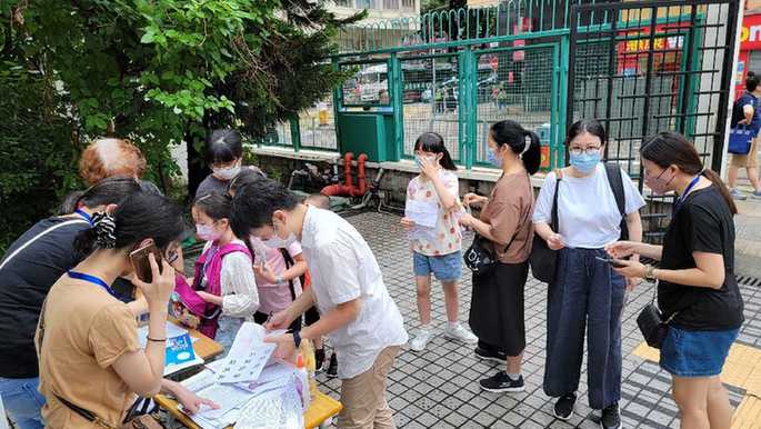 考場門口報到的考生 