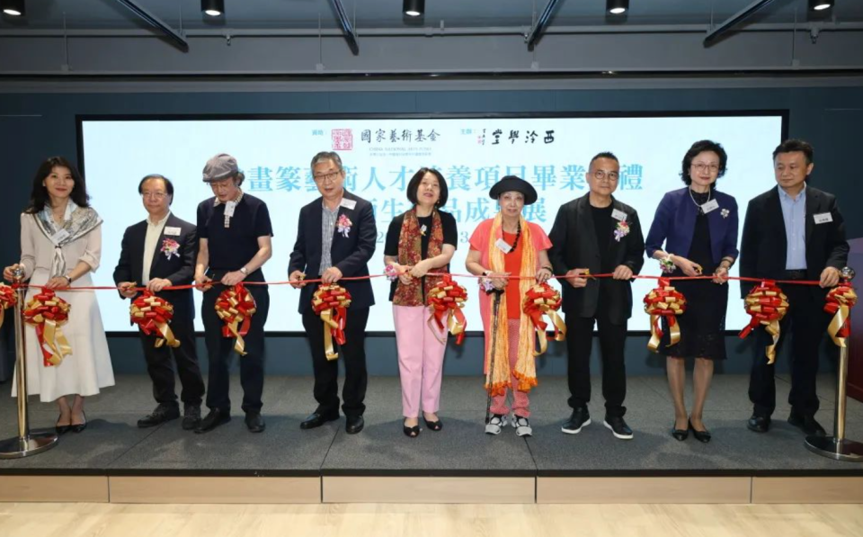 主礼嘉宾为师生作品成果展剪彩