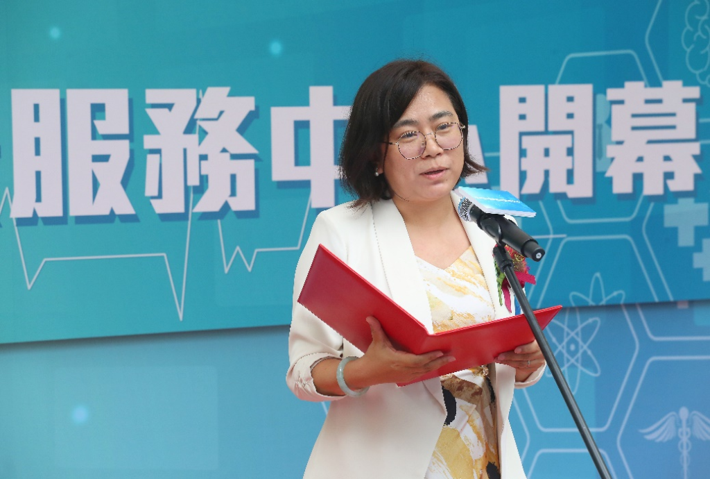 通用技術中國醫保董事長梅媚女士致詞時表示,作為醫藥及醫療器械領域的國家隊企業,通用技術中國醫保為健康服務中心帶來了先進的醫療健康數字化設備和服務解決方案,讓市民足不出區便可得到所需的健康服務 图片 4