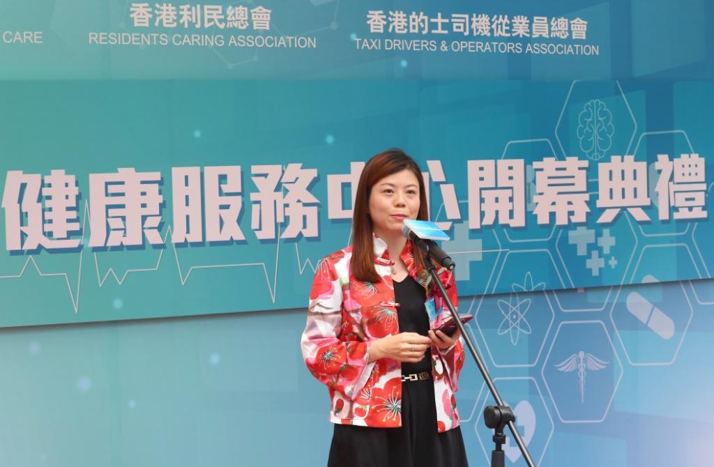 全國人大代表黃冰芬女士致開幕詞。她表示類似的面向基層的醫療中心可以有效緩解“就醫等醫”難題,縮短求醫流程,豐富就診選擇,預防先行,早發現早治療 图片 3