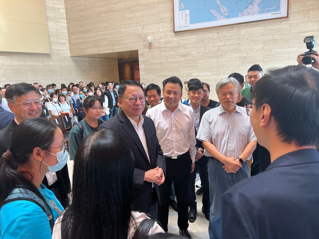 司长与学员交谈