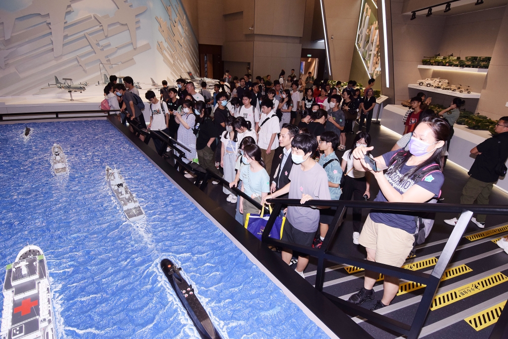 学员参观展览中心2