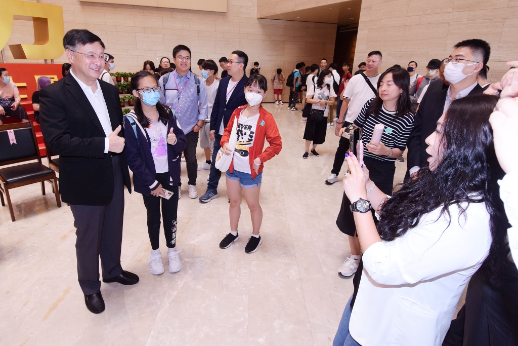 董事长与学员合影