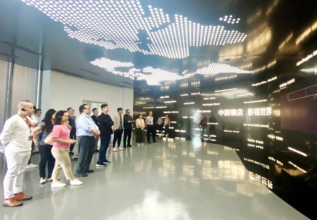 图示访问团参观横店影视文化产业展示馆。