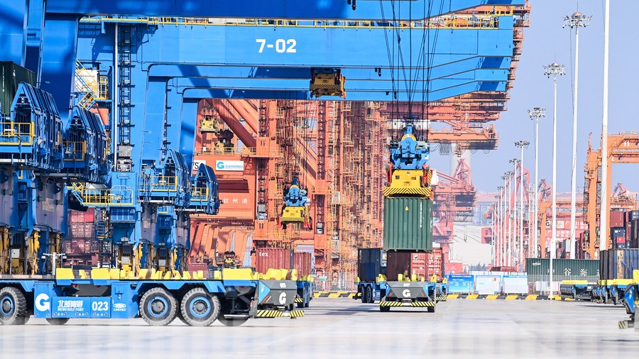 在廣西欽州港自動化集裝箱碼頭，無人駕駛車輛在轉運集裝箱。新華社記者 張愛林 攝