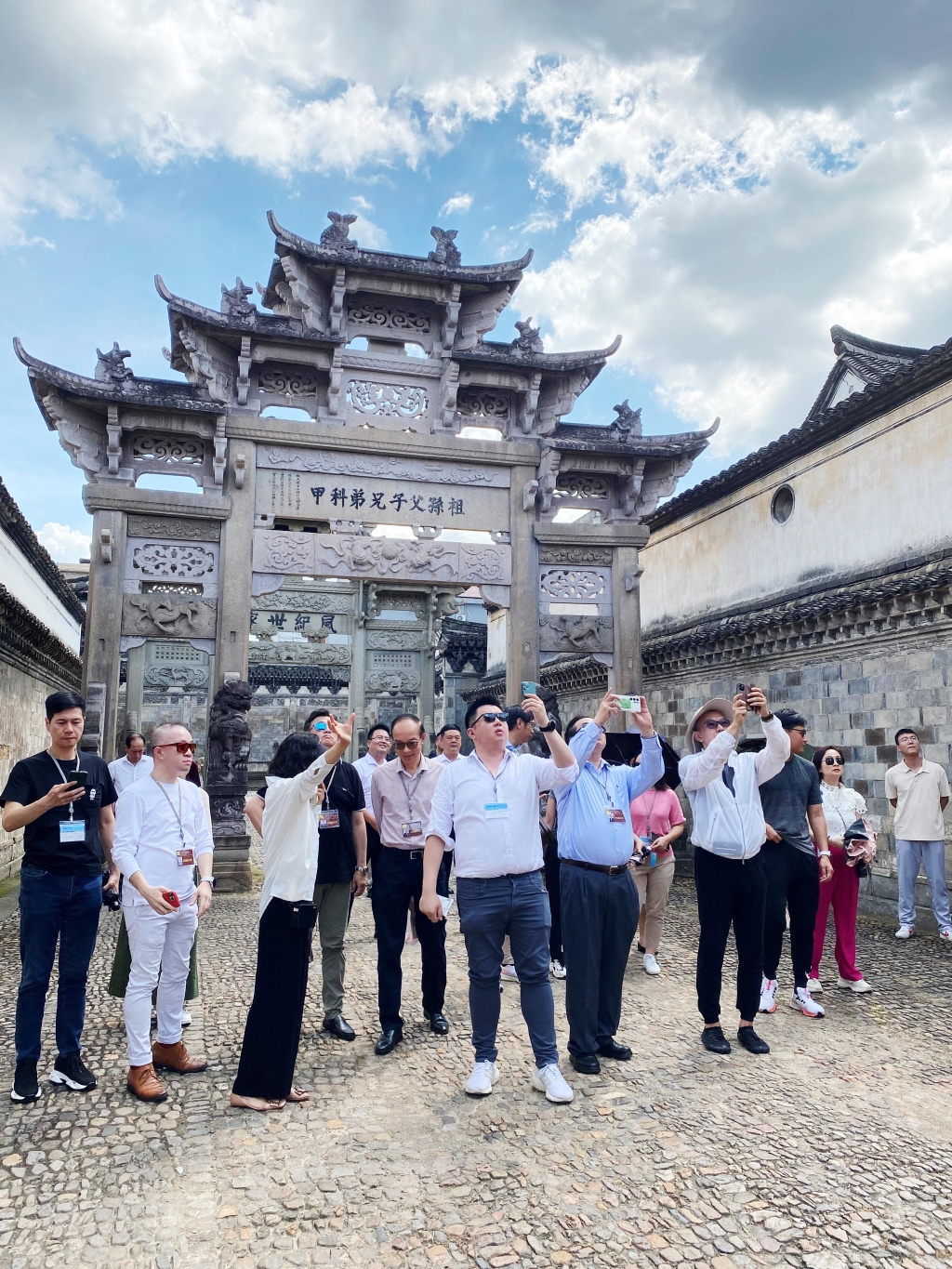 立法会民政及文化体育事务委员会访问团今日（八月二日）前往东阳市继续职务访问。图示访问团参观东阳卢宅景区。