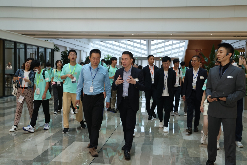 王志峰院長（前排左一）陪同蘇玉軍主任（前排左二）及各位同學介紹騰訊相關情況
