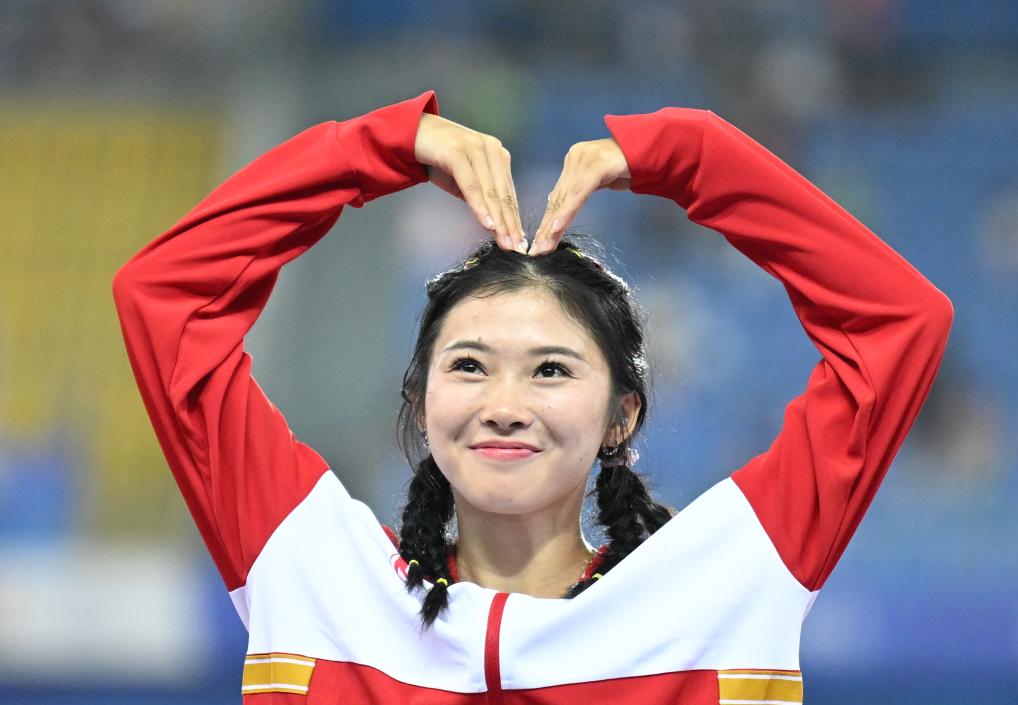 8月4日，吳艷妮在頒獎儀式上。新華社記者鄧華攝