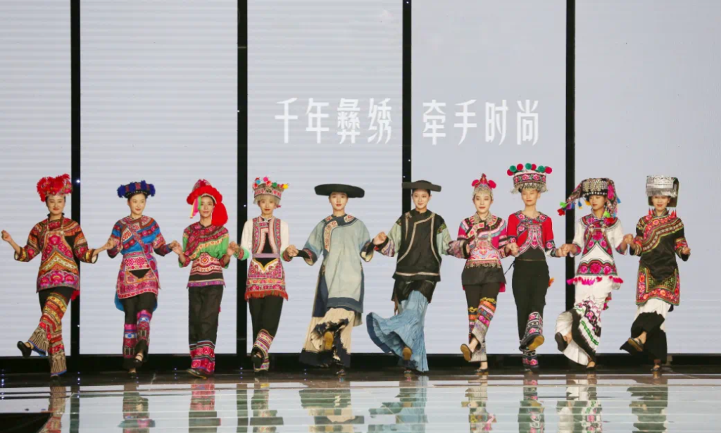 云南楚雄千年彝绣闪耀意大利米兰