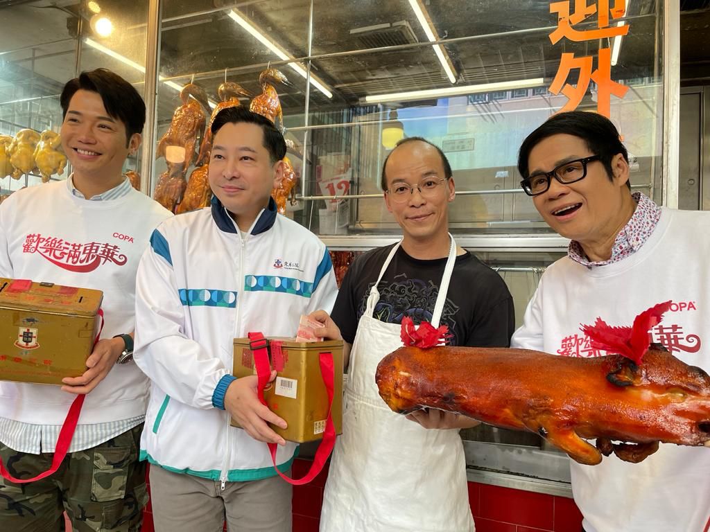 廖老闆（右二）為善不甘後人，支持東華三院籌款。jpg