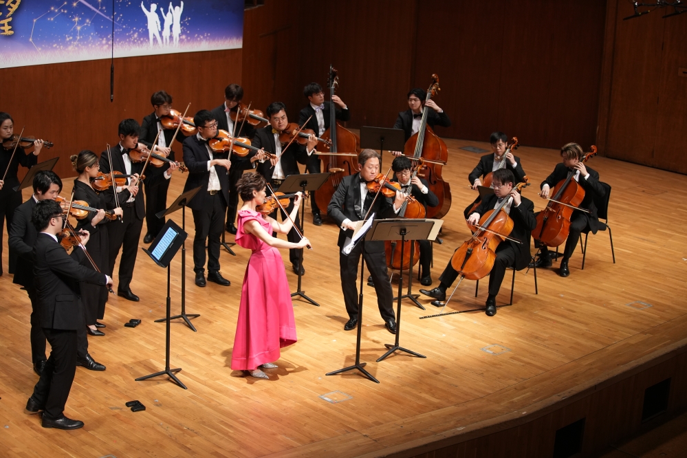 3) 小提琴家姚珏與國家一級小提琴演奏家張毅，與及香港弦樂團演奏巴哈作品《D小調雙小提琴協奏曲》
