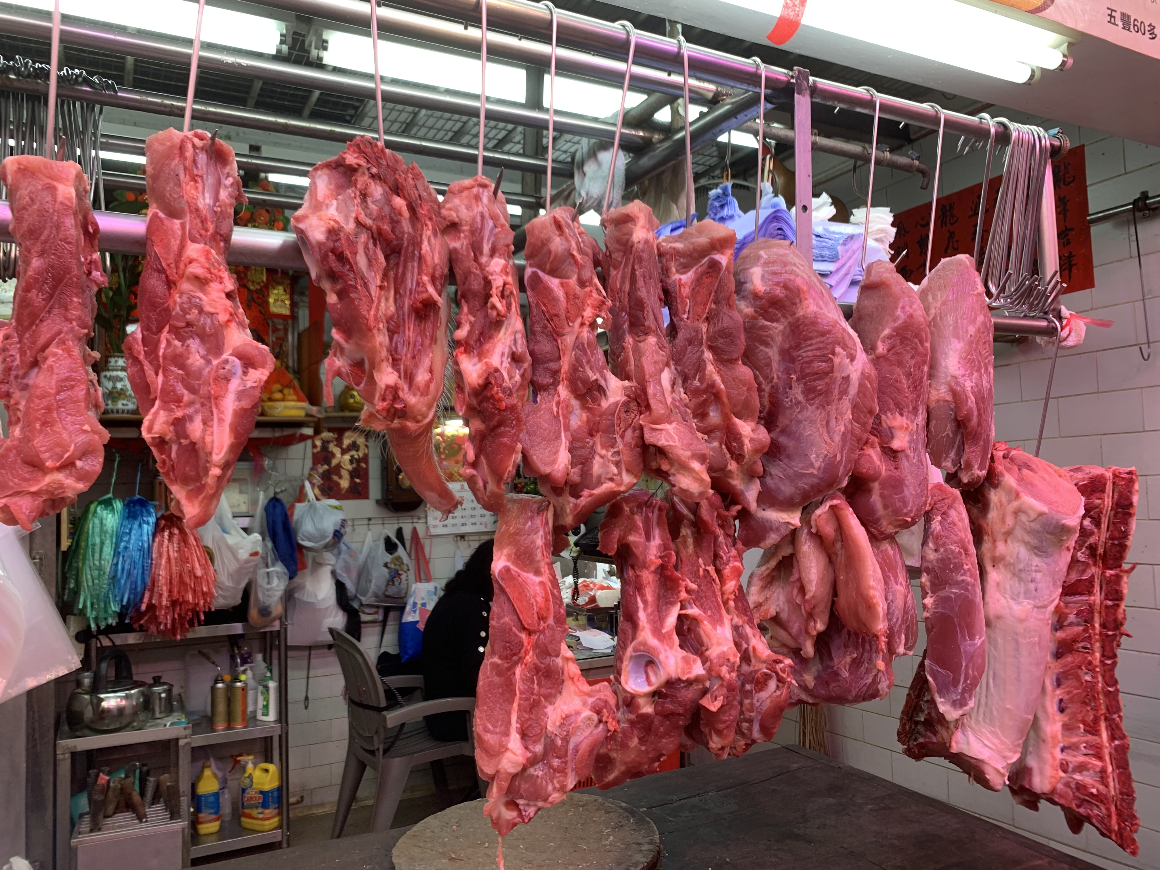 本港新鲜猪肉占整体市场51%，而猪肉越红润即表示越新鲜。jpg