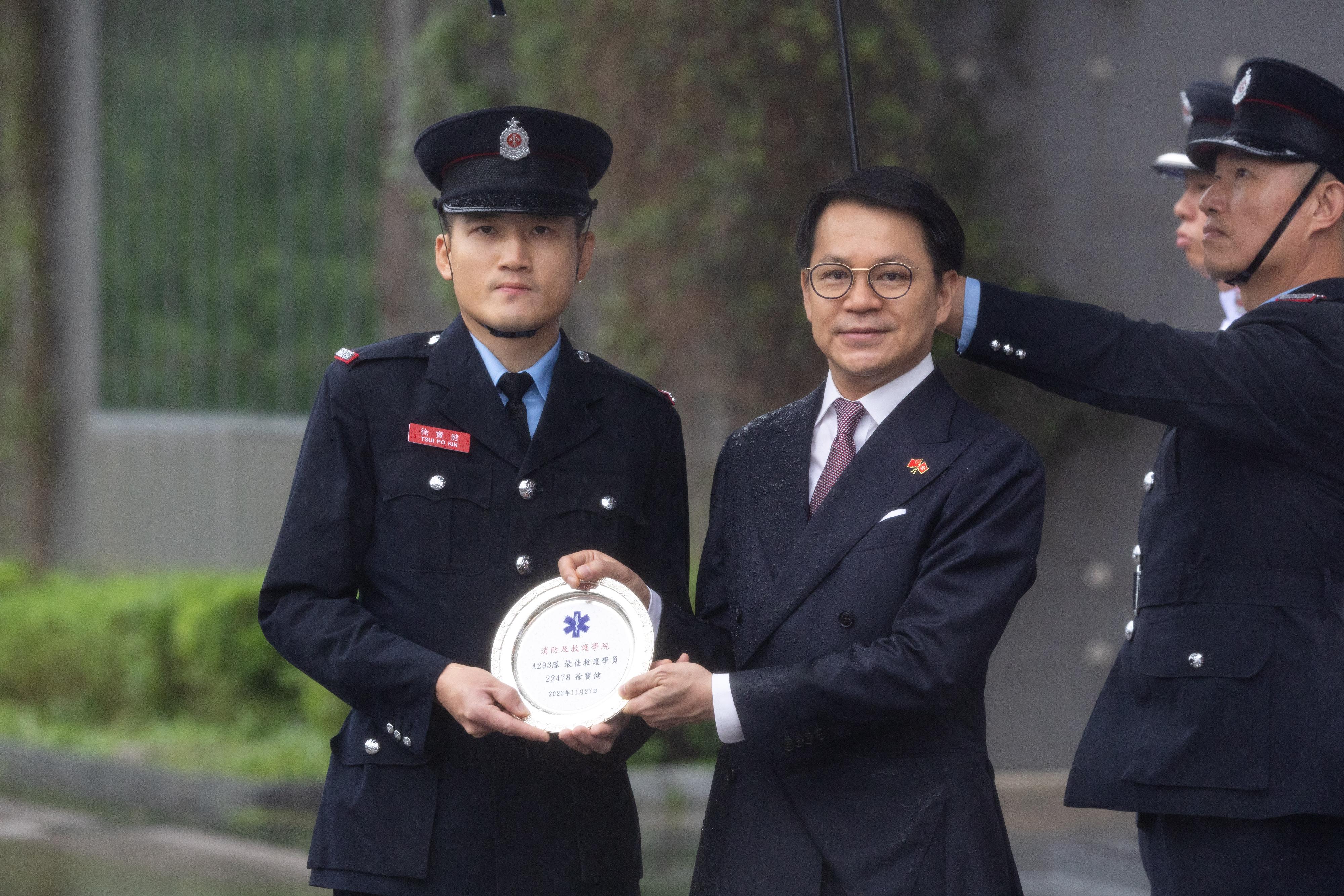 陳克勤（左二）頒發最佳救護學員獎。