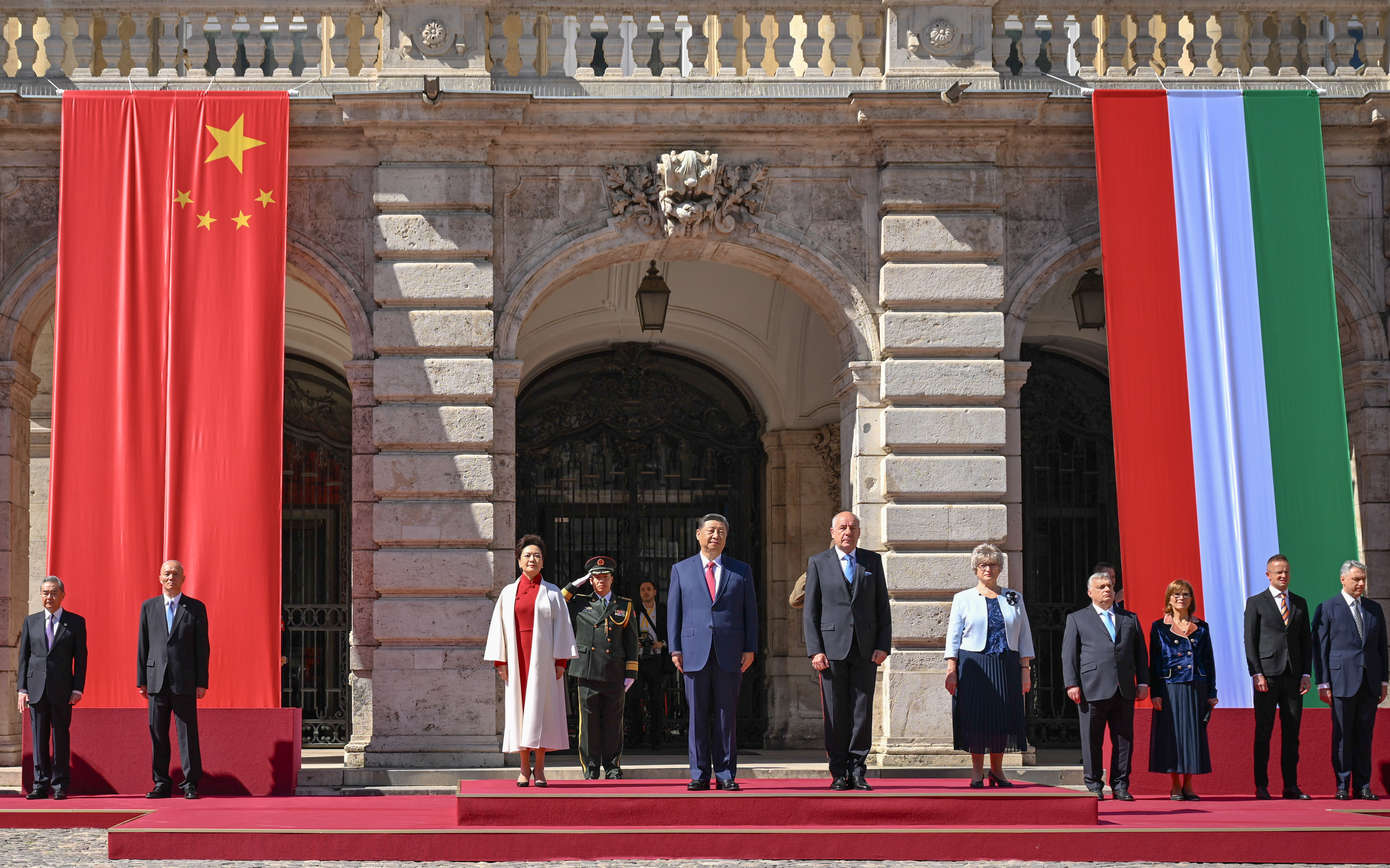 当地时间5月9日上午，国家主席习近平在布达佩斯出席匈牙利总统舒尤克和总理欧尔班共同举行的隆重欢迎仪式