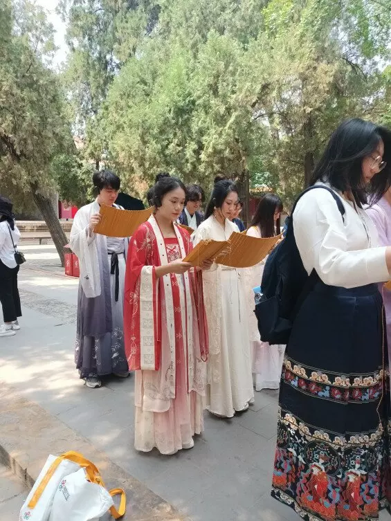 Reading The Analects of Confucius in the Confucian Mansion 