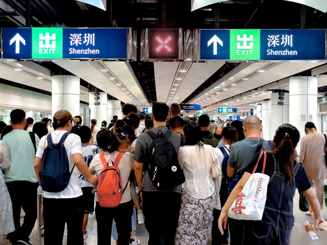 一到周末假期，香港市民纷纷北上消费，而入境游客包括内地游客却未因为盛事而明显变得踊跃。（Shutterstock）