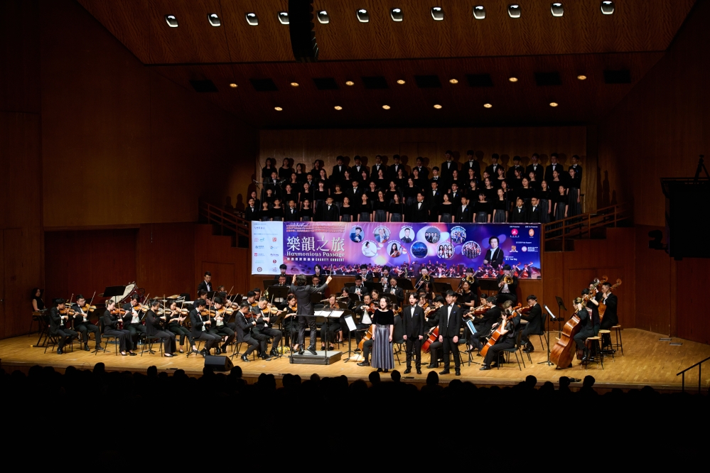 香港浸会大学附属学校王锦辉中小学合唱团为观众带来莫札特《圣体颂》与海顿《诸天述说》