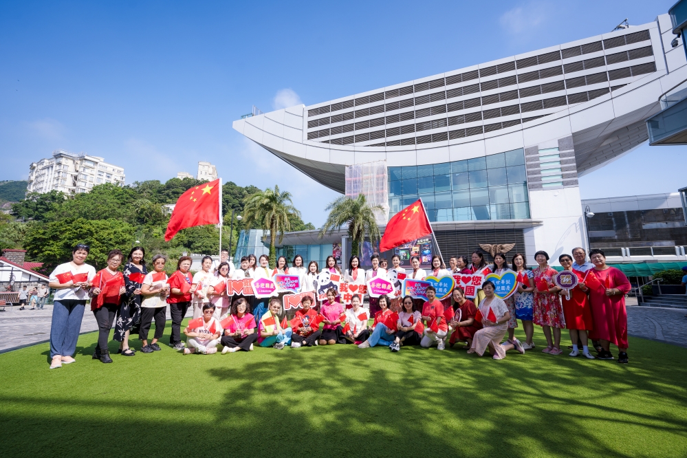 于山顶广场进行国旗快闪活动2