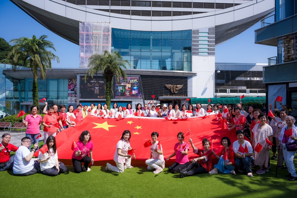 于山顶广场进行国旗快闪活动1