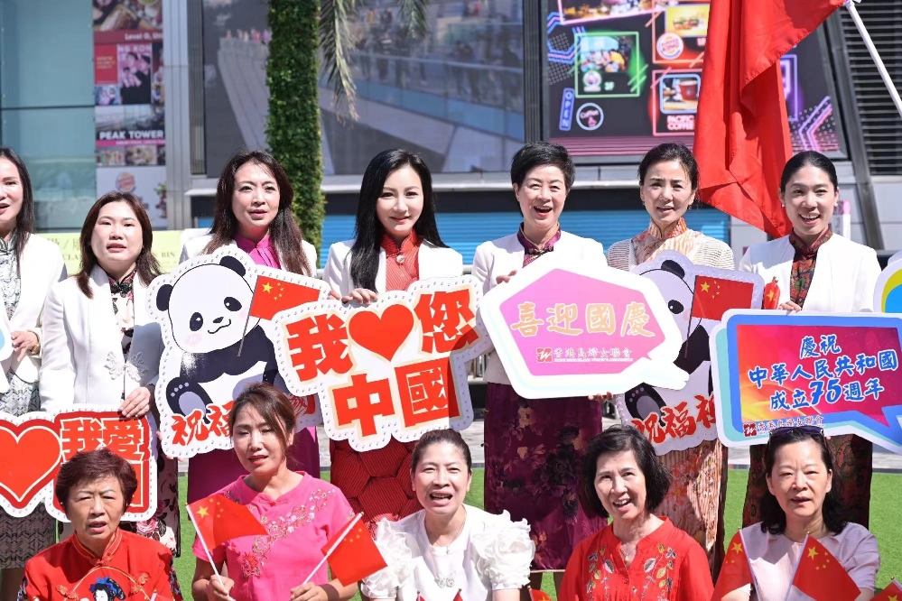 于山顶广场进行国旗快闪活动4